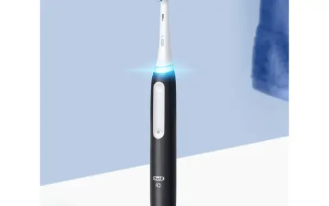 Czarna szczoteczka Oral-B iO 3 z niebieskim podświetleniem, gotowa do codziennej higieny jamy ustnej.