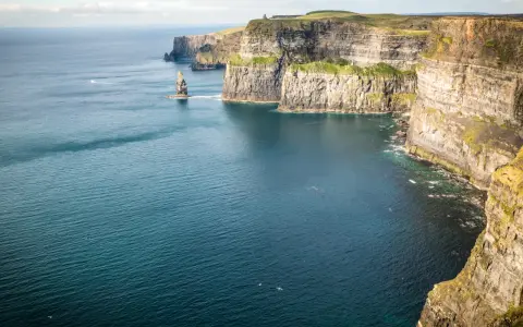Klify Moheru – spektakularne miejsce, które warto zobaczyć w Irlandii. Majestatyczne klify i ocean tworzą niezapomniany widok.