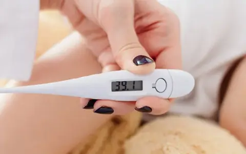 Z jaką gorączką na pogotowie? Kluczowe informacje, które ratują życie