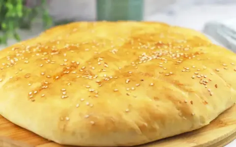 Ein goldbraunes, fluffiges Pide mit Sesam bestreut, bereit zum Genuss.