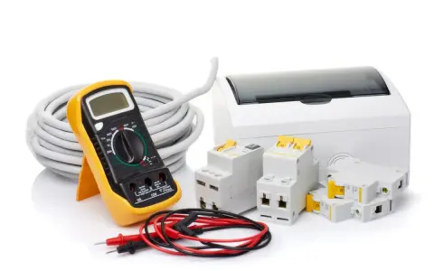 Multimètre, câble, coffret et disjoncteurs. Comprendre la différence entre interrupteur différentiel et disjoncteur différentiel pour une installation électrique sûre.