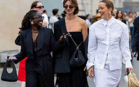 Drei Frauen präsentieren unterschiedliche, modische clothing styles: ein schwarzer Anzug, ein schwarzes Kleid mit Fransen und ein weißes Hemd mit Rock.