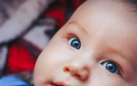 Oczy niemowlaka, jak widzi 2 miesięczne dziecko, badają świat z zaciekawieniem.