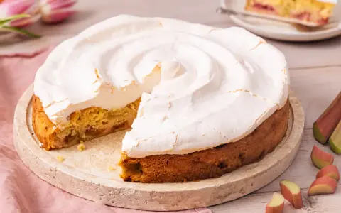 Ein saftiger Rhabarberkuchen mit einer luftigen Baiserhaube, der Lust auf mehr macht.
