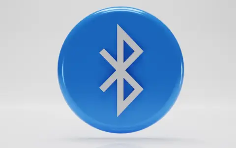 Niebieski okrąg z symbolem Bluetooth. Tak działa bezprzewodowe połączenie między urządzeniami.