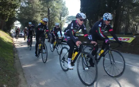 Ciclisti in gara, concentrati sul massimo consumo di ossigeno per raggiungere la vittoria.