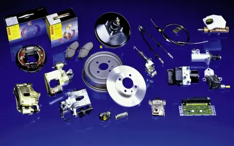 Zestaw części hamulcowych i elektronicznych od renomowanego producenta części samochodowych.