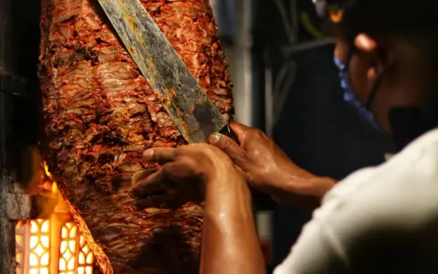 Kebab kraftowy: Co to znaczy? Odkryj prawdziwą jakość mięsa