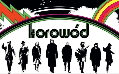 Grupa ludzi w czerni, jakby z dwóch morgi słońca, idzie pod tęczą. Napis "korowód" sugeruje, że to oni śpiewają.