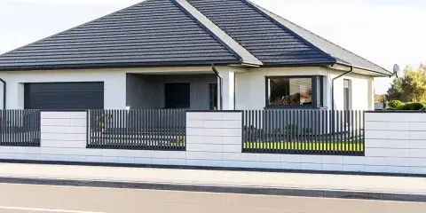 Ile kosztuje montaż płotu betonowego? Sprawdź, co wpływa na cenę