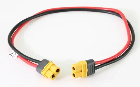 Ein Kabel mit roten und schwarzen Leitungen, das an beiden Enden mit gelben MT60 Steckern versehen ist.