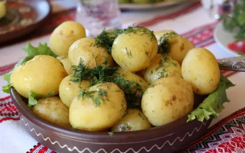 Młode ziemniaki z koperkiem i sałatą. Idealne, by zapytać co zjesc na obiad.