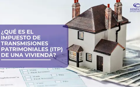 Maqueta de casa sobre billetes, con texto "¿Qué es el Impuesto de Transmisiones Patrimoniales (ITP) de una vivienda?". Resuelve quién paga el impuesto de transmisiones patrimoniales.