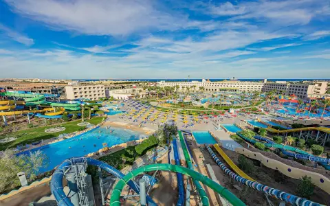 Wodne szaleństwo w Titanic Resort & Aquapark! Kolorowe zjeżdżalnie, baseny i palmy pod błękitnym niebem.