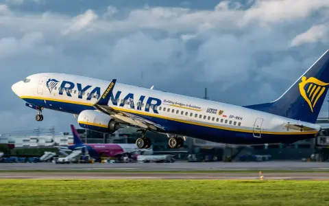 Samolot Ryanair startuje. Pamiętaj, że kara za niestawienie się na lot może być wysoka.