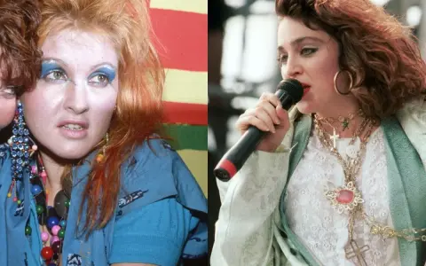 Ikony lat 80. w ekstrawaganckich stylizacjach na imprezę: Cyndi Lauper z kolorowym makijażem i Madonna z krzyżykami na szyi.