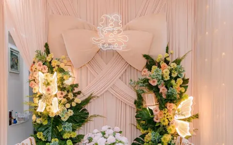 Dekoracja ślubna w stylu "modern vintage": pastelowe kwiaty, duża kokarda i neonowy symbol. Dlaczego styl "modern vintage" podbija serca par młodych w 2026 roku?