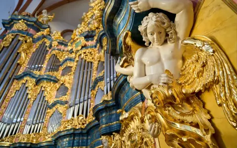 Anioł zdobiący organy w kościele św. Elżbiety we Wrocławiu, gotowy do koncertu.