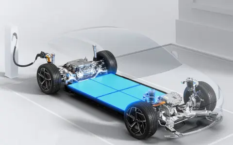 Telaio di un'auto elettrica con un pacco di **batterie al litio per auto elettriche** luminoso e un cavo di ricarica collegato.