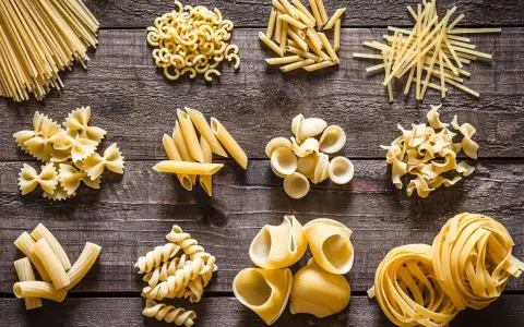 Varietà di pasta secca, pronte per essere condite con i tuoi sughi per pasta preferiti. Spaghetti, farfalle, penne e molto altro.
