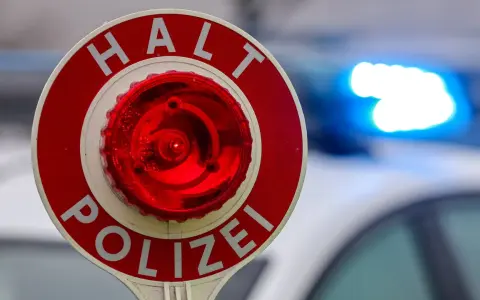 Haltesignal der Polizei mit Blaulicht. Wer bei Rot geblitzt wird, muss hier anhalten.