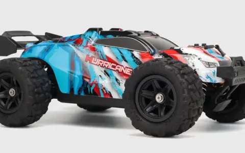 Ein RC-Auto mit dem Namen "Hurricane" in auffälligem Design. Ein Beweis für die Qualität von beste RC Auto Hersteller.