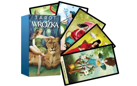 Karty do wróżenia z opisem "Tarot Wróżka" przedstawiają magiczne sceny z kobietą i lwem na okładce oraz różnorodne ilustracje na kartach, w tym Koło Fortuny.
