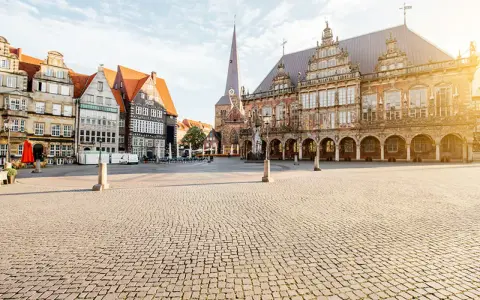 Bremen Marktplatz mit Rathaus & St. Petri Dom. Hier kann man in Bremen viel entdecken, z.B. die historische Architektur.