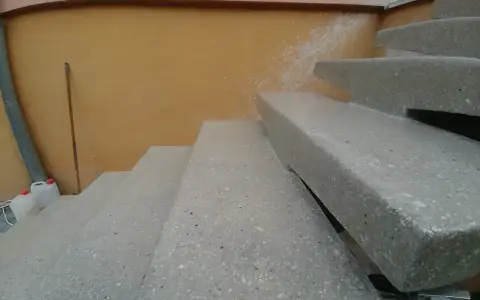 Nowe schody z lastryko, z widocznymi fragmentami ścian i rynny. Świetny pomysł na schody z lastryko!