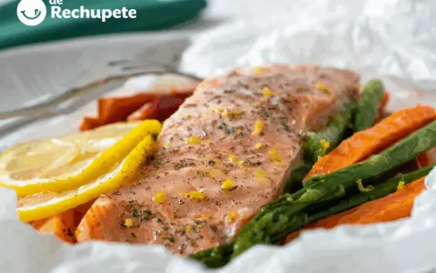 Salmón al horno con espárragos y limón, una de las mejores recetas de salmón para una cena saludable y deliciosa.