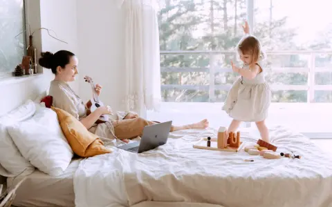 Mama gra na ukulele, a dziecko tańczy. Wspaniałe zabawy dla 5-6 latków w domu, które rozwijają kreatywność i ruch.