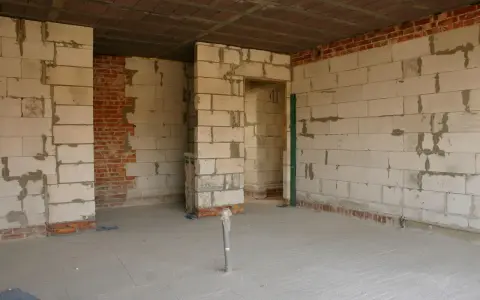 Budowa domu: na czym stawiać ścianki działowe z bloczków gazobetonowych i cegły. Widok wnętrza z sufitem z pustaków.