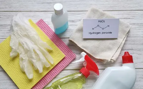 Hausmittel für fugen schimmel entfernen: Handschuhe, Tücher, Wasserstoffperoxid und Reinigungsmittel.
