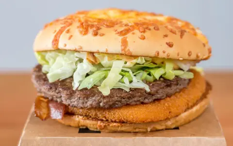 Apetyczny burger drwala z chrupiącym kotletem i serem na bułce. Kiedy będzie mój?