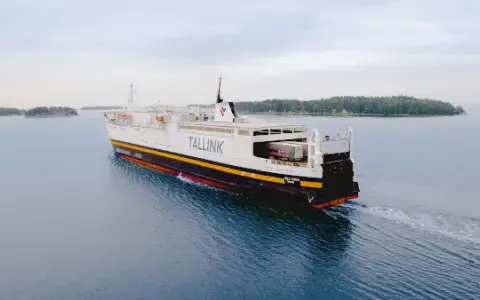 Ile płynie prom z Tallina do Helsinek? Sprawdź czas rejsu i opcje