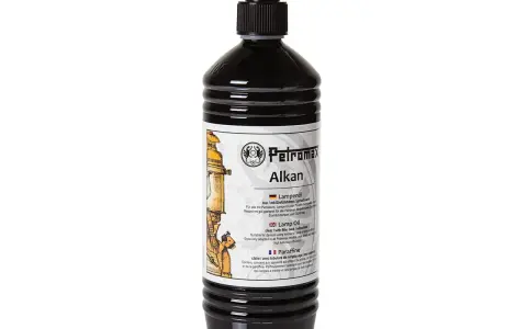En flaska Petromax Alkan lampolja, perfekt för din campingparaffin-lampa. Ger klart och luktfritt ljus.