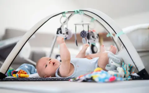 Mata sensoryczna dla dziecka: Jak wybrać i wspierać rozwój?