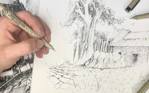 Main d'artiste esquissant une scène rurale avec un gros arbre et une grange. La texture du dessin facile est rendue par des traits fins.