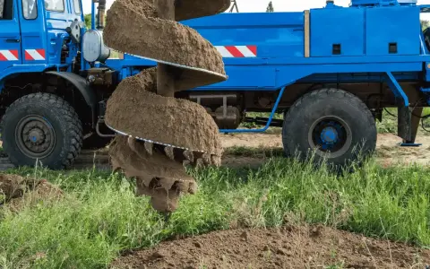 Niebieska wiertnica geotechniczna w akcji. Poznaj badanie geotechniczne gruntu cena i dowiedz się, jak uzyskać profesjonalne odwierty.