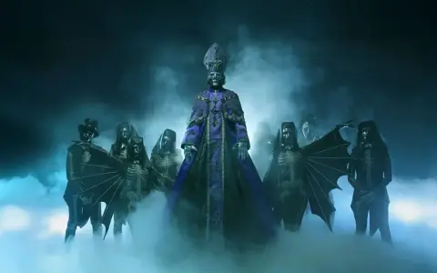 Le groupe de musique Ghost, avec son leader en tenue papale violette, entouré de musiciens aux costumes squelettiques et masqués, émerge d'une brume bleutée.
