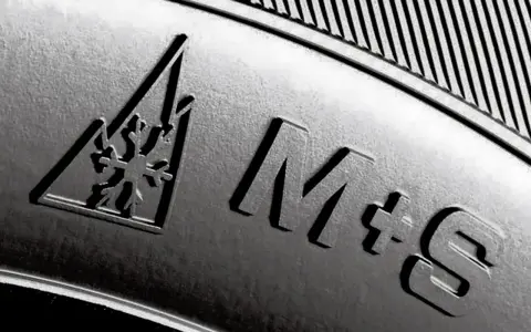 Schneeflockensymbol und "M+S" auf einem Reifen. Das bedeutet, dass allwetterreifen erlaubt sind und für winterliche Bedingungen geeignet sind.