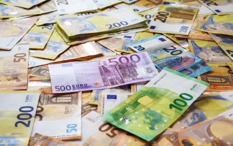 Stos banknotów euro: 500, 200, 100, 50 i 20. Taka kwota mogłaby pokryć zasilek chorobowy na długi czas.