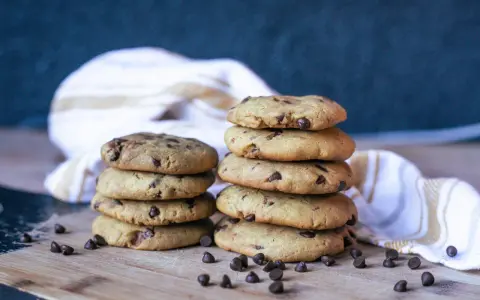 Des piles de délicieux cookies aux pépites de chocolat, parfaits pour un goûter sans gluten.