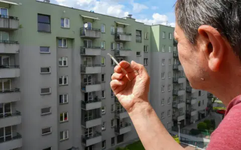 Czy można palić na balkonie w hotelu? Zasady, które musisz znać