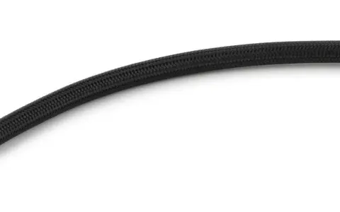 Un tuyau élastique noir tressé avec des raccords en laiton et noir.