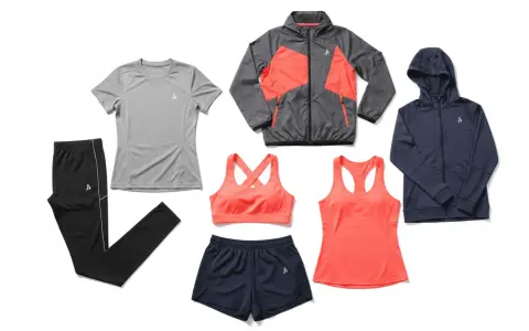 Ensemble de vêtements de sport pour femme : legging noir, t-shirt gris, brassière et short corail, débardeur corail, veste grise et corail, sweat à capuche bleu marine. Le tissu technique sport assure confort et performance.
