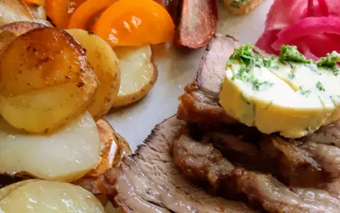 Skivad biff med kappa, rostade potatisar, tomatklyftor och picklad rödlök. En härlig måltid!