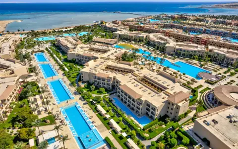 Widok z lotu ptaka na kompleks hotelowy Jaz Aquamarine z basenami i morzem. Wiele pozytywnych jaz aquamarine opinie potwierdza urok tego miejsca.