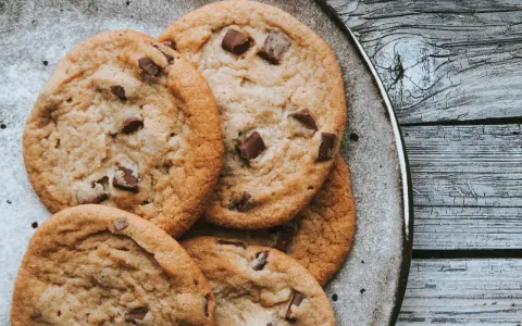 Gourmandise assurée avec ces cookies aux pépites de chocolat, dignes d'un cookie Cyril Lignac. Parfaits pour un goûter réconfortant.
