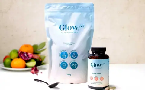 Glow/25 Kollagen Pulver und Kapseln. Nebenwirkungen sind bei diesem Produkt nicht bekannt. Frische Früchte im Hintergrund.